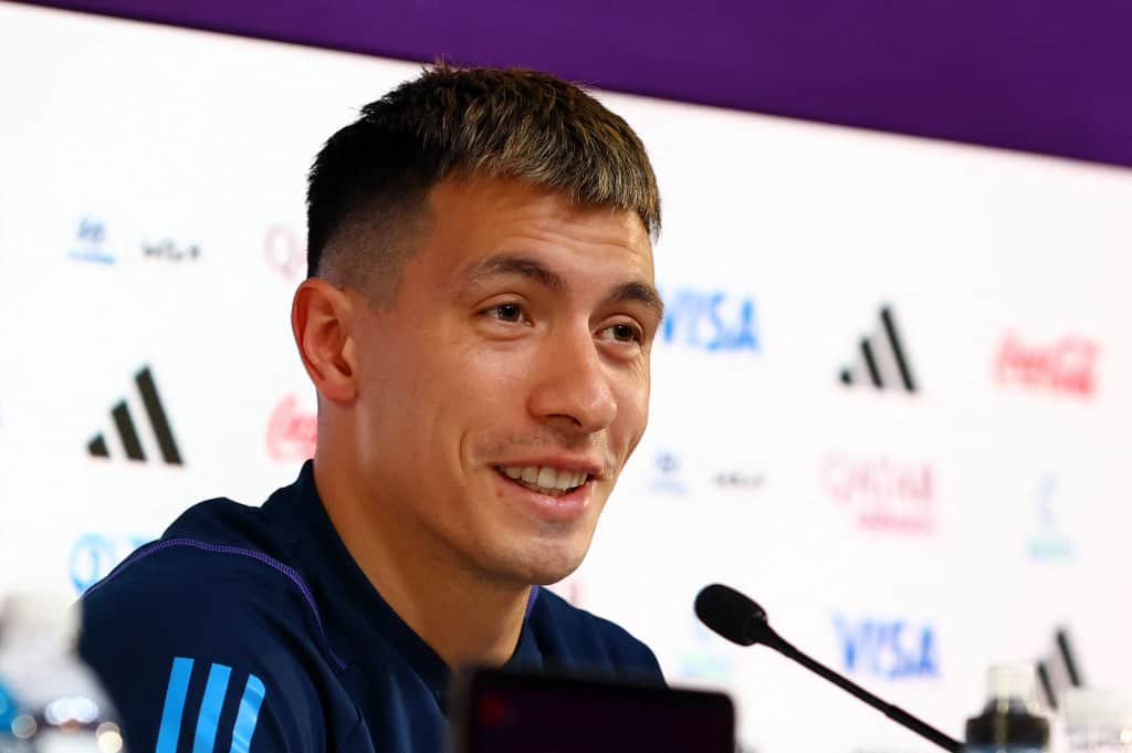 El desopilante cruce de Lisandro Martínez con Jamie Carragher: “Como jugador..."