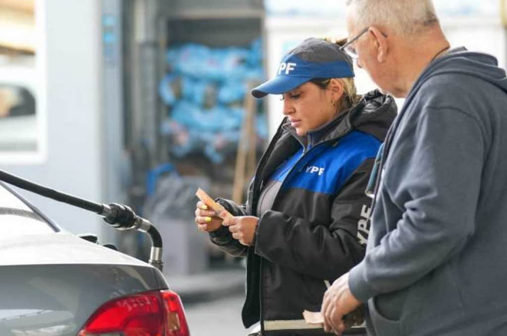 La recaudación por combustibles es la que más creció en la gestión Milei, pero los recursos no van a rutas