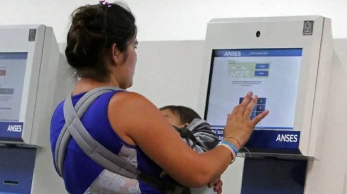 El Gobierno automatiza la verificación de controles de salud y escolaridad para el cobro de la AUH