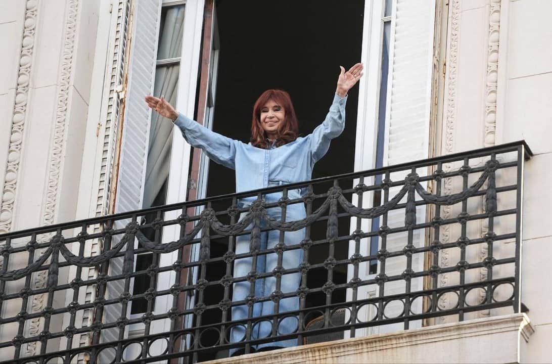 Causa Vialidad: extendieron la prisión domiciliaria a Cristina Kirchner y seguirá en San José 1111
