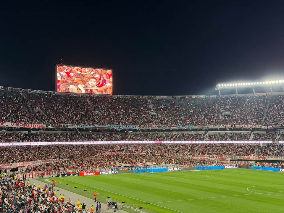 Murió un hincha de River en el Monumental durante el partido ante Independiente Santa Fe