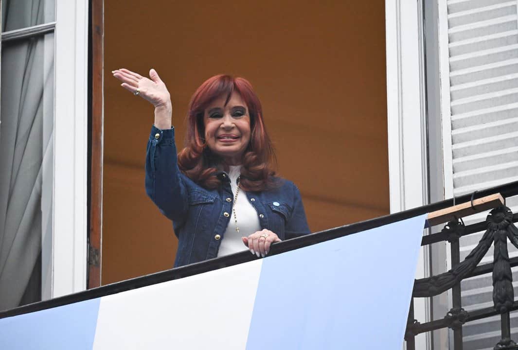 Causa Vialidad: oficializaron el embargo del departamento de Cristina Kirchner donde cumple condena