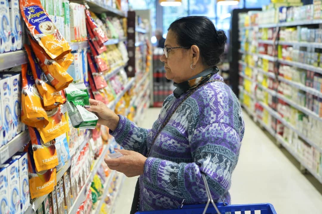 Efecto apreciación cambiaria: los alimentos y servicios en la Argentina se encarecen en dólares