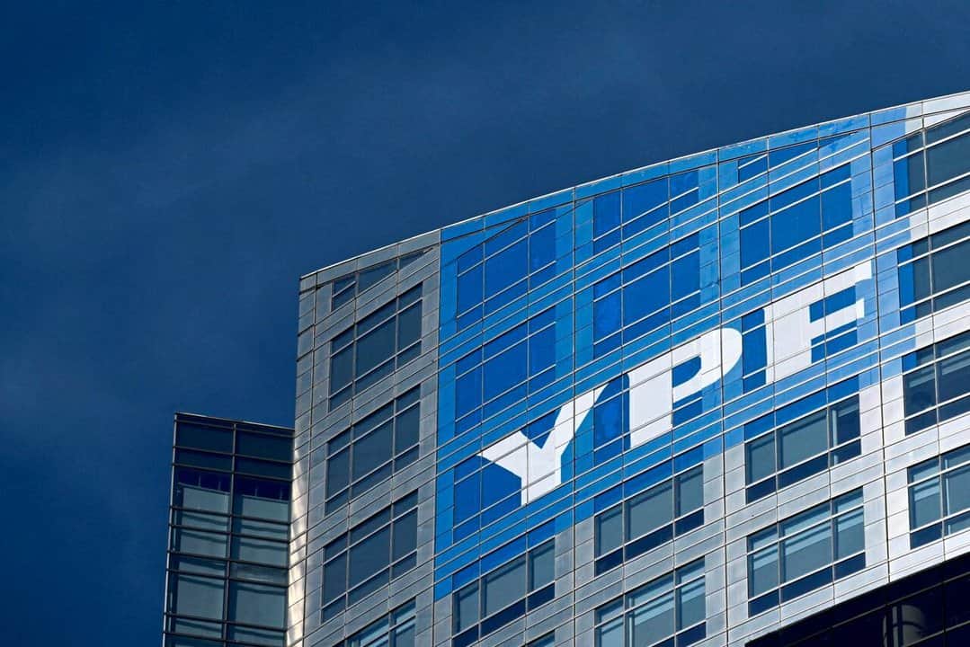 Economía suspende la desinversión obligatoria de YPF en Metrogas tras acordar la venta a Edenor