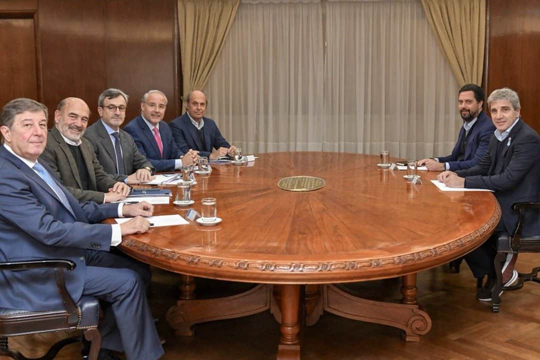 El Gobierno se reúne con la UIA en medio de la caída de la actividad industrial y pedidos de alivio