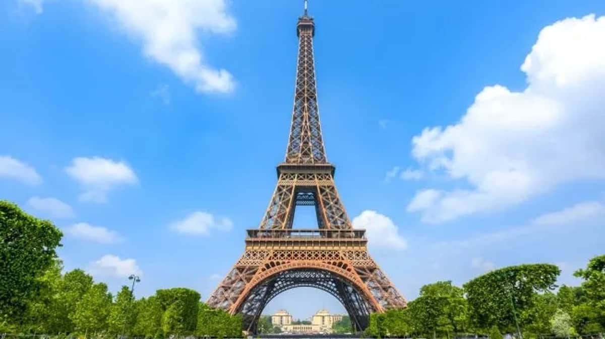 Reapertura de la Torre Eiffel tras una huelga por discriminación del personal femenino