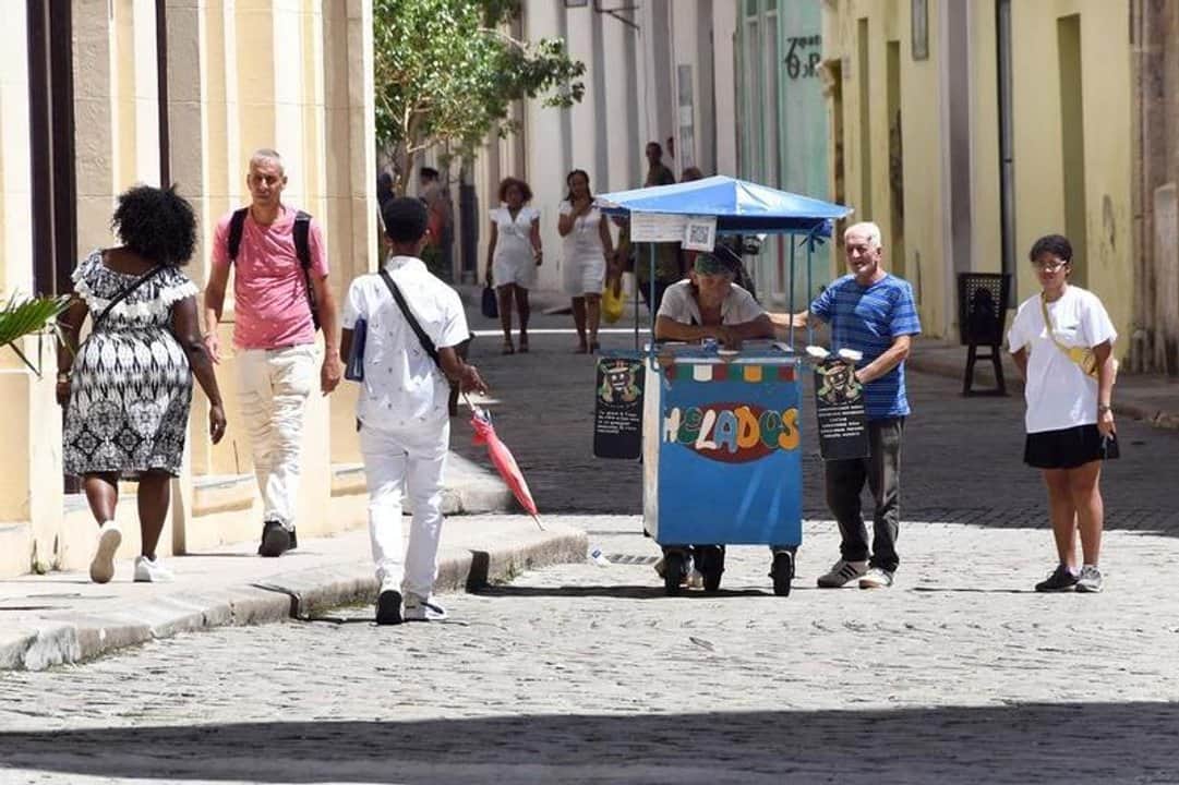 Por sanciones de Estados Unidos, Cuba recibe solo la mitad de viajeros