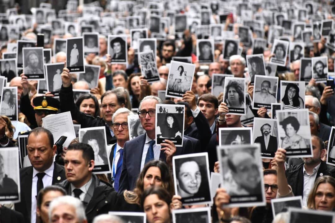 Causa AMIA: la Justicia habilitó el juicio en ausencia contra los imputados por el atentado