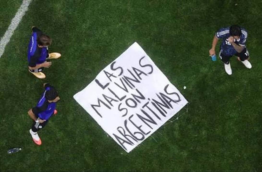 La bandera inspirada en la Selección llegó a las Islas Malvinas