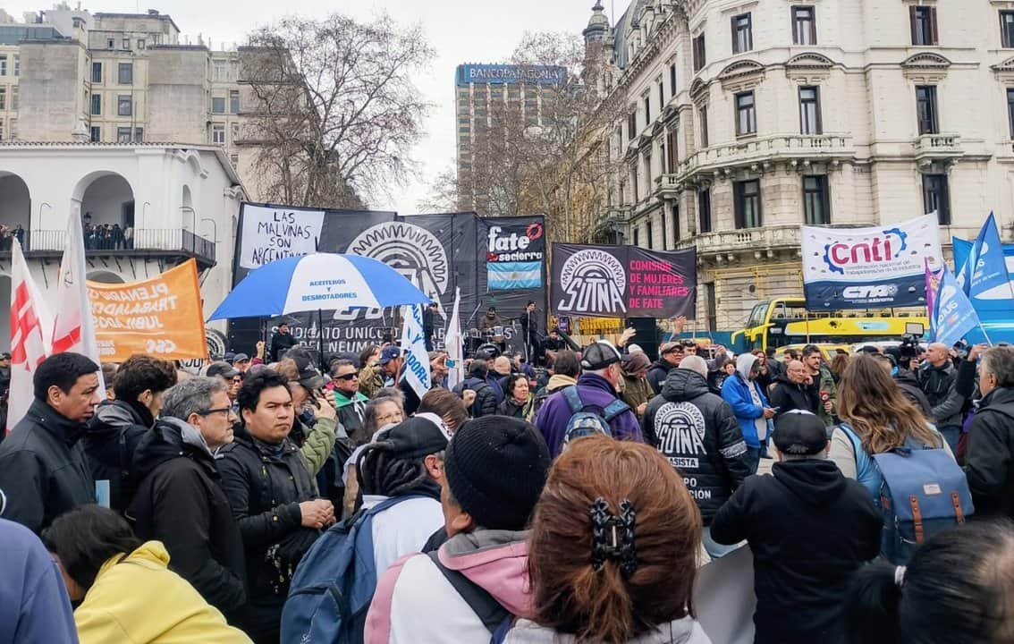 Trabajadores de FATE marcharon a Plaza de Mayo en reclamo de la reapertura de la fábrica