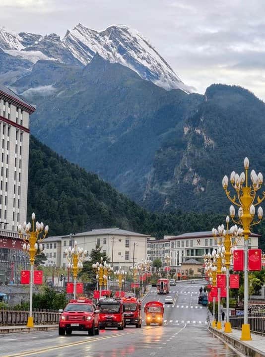 China: equipos de rescatistas buscan a más de 500 personas tras un desastre ambiental