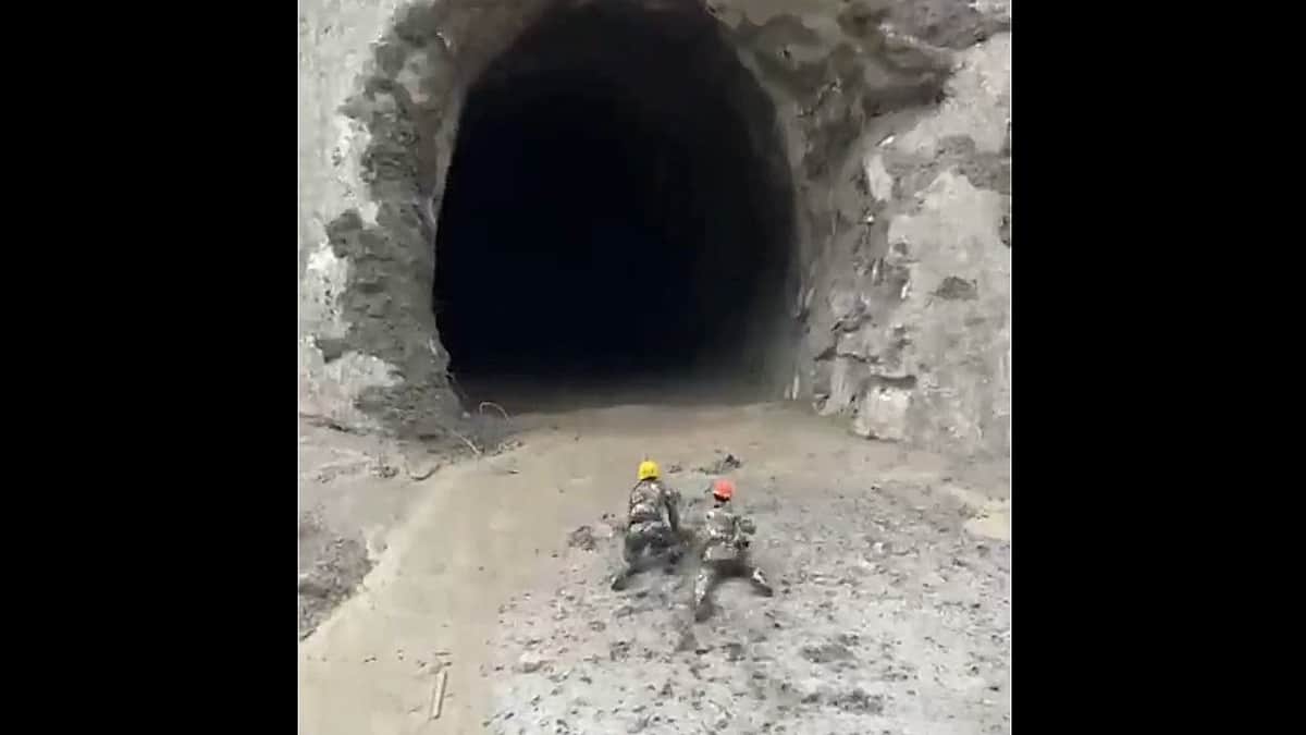 Video: así rescataron a 350 personas atrapadas en un túnel de montaña en Nepal