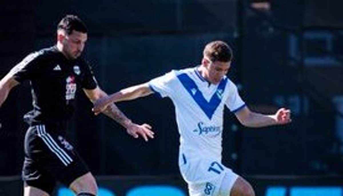 Vélez rescató un empate con polémica ante Riestra