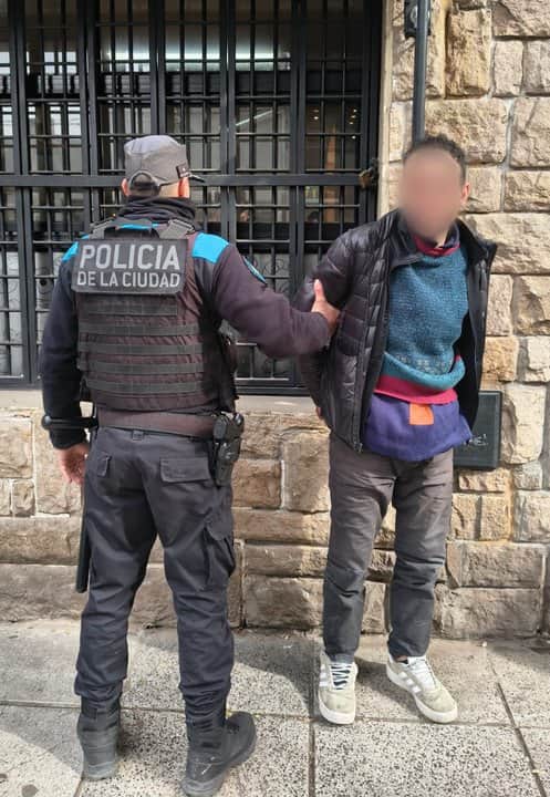 Un ladrón con 18 antecedentes fue detenido por la Policía de la Ciudad tras intentar robar una librería y dos viviendas