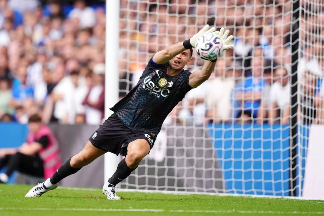 Domingo de locos para el “Dibu” Martínez: fue presentado en el Chelsea, debutó y ganaron 4-3