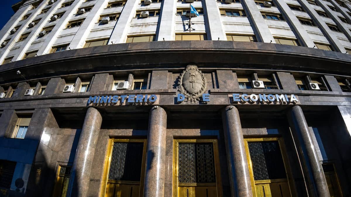 Economía eliminó una comisión de Energía para precios de obra pública