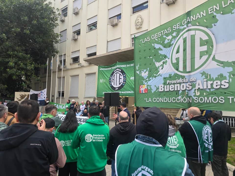 ATE hizo una protesta en la puerta de Fabricaciones Militares en rechazo al “intento de privatización”