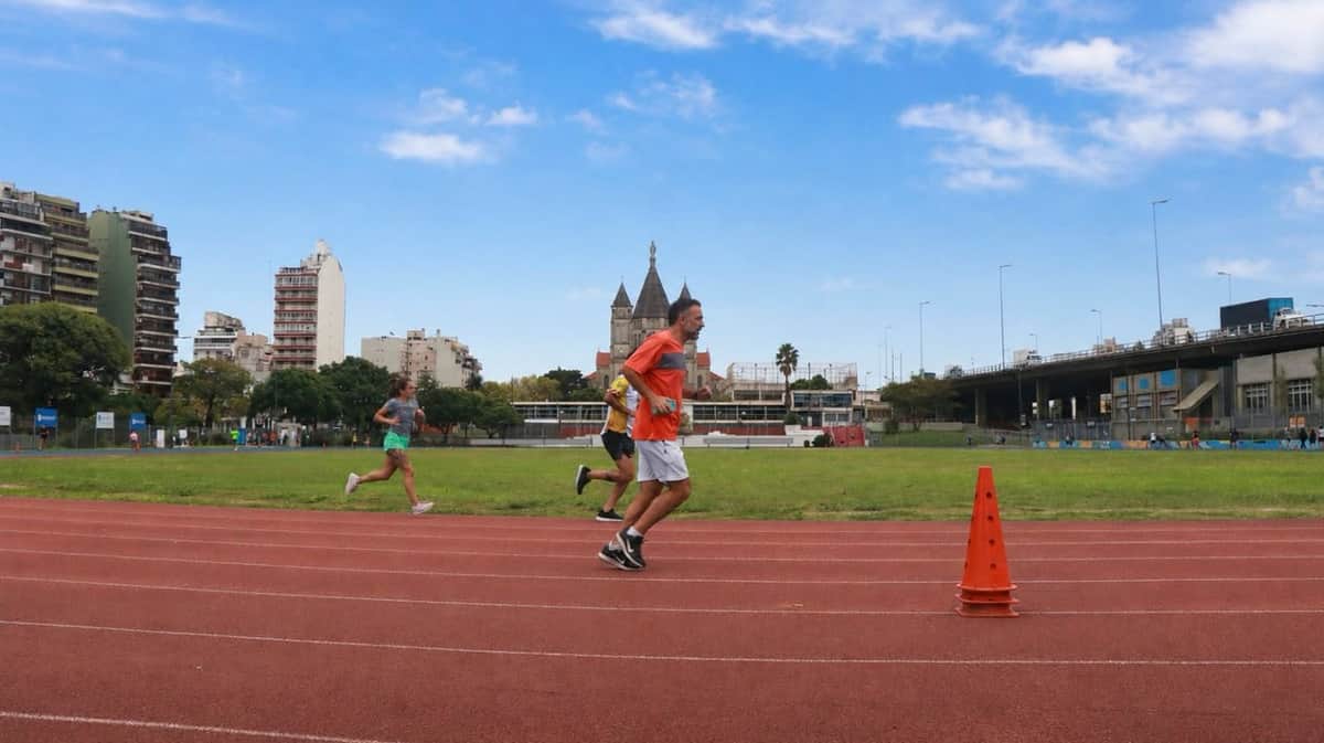 La pista de atletismo del Parque Chacabuco está cerrada: el motivo