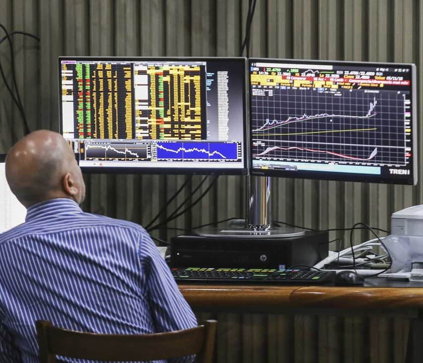 Las acciones argentinas retrocedieron pese al rebote de Wall Street y el riesgo país bajó a 493