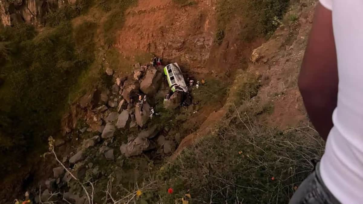 Al menos 25 muertos, en su mayoría niños y adolescentes, al caer un autobús por un barranco en Cabo Verde