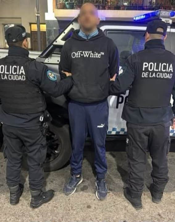 Detuvieron a un hombre que atacó a cuchillazos a dos clientes en una estación de servicio en Recoleta