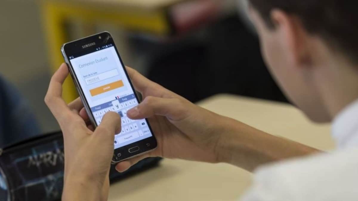 Problemática escolar: más de seis horas por día con el celular y señales de ansiedad, depresión o somnolencia