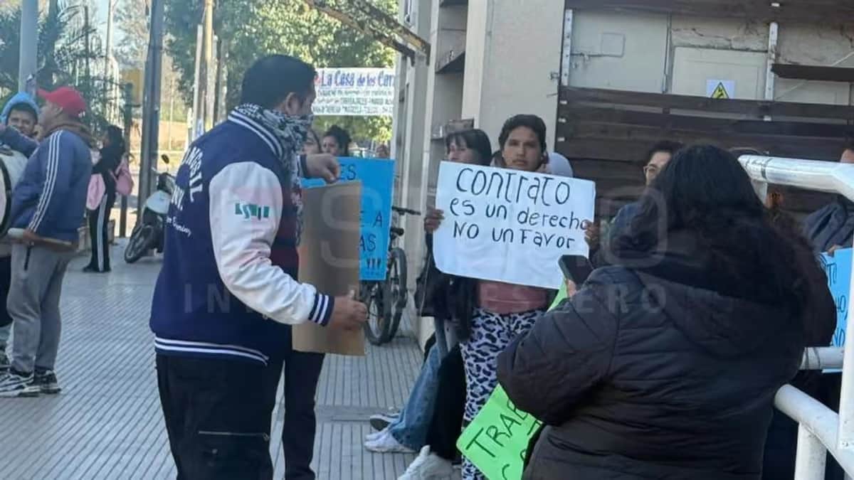 Cooperativistas protestaron frente al Municipio de La Banda por pagos y contratos en plena transición