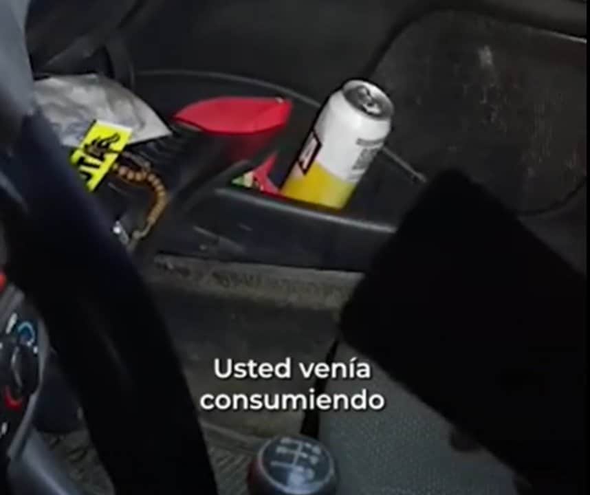 Tomaba cerveza mientras manejaba por la Riccheri: no llevaba cinturón puesto, no tenía seguro ni VTV