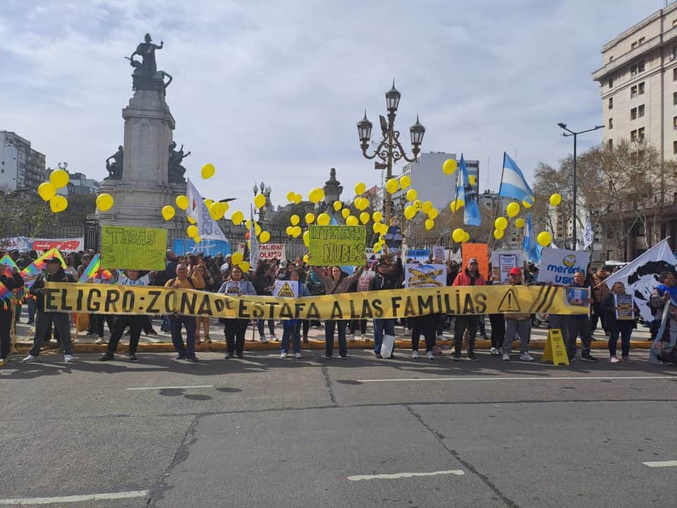 Endeudados, personas con discapacidad y jubilados se movilizaron en paralelo a la sesión de Diputados