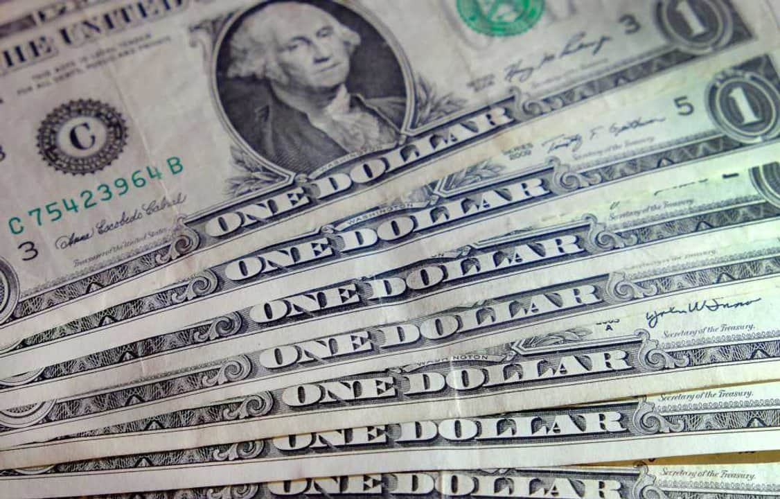 Leve baja del dólar mayorista en una jornada en la que se conoció el descenso de la inflación