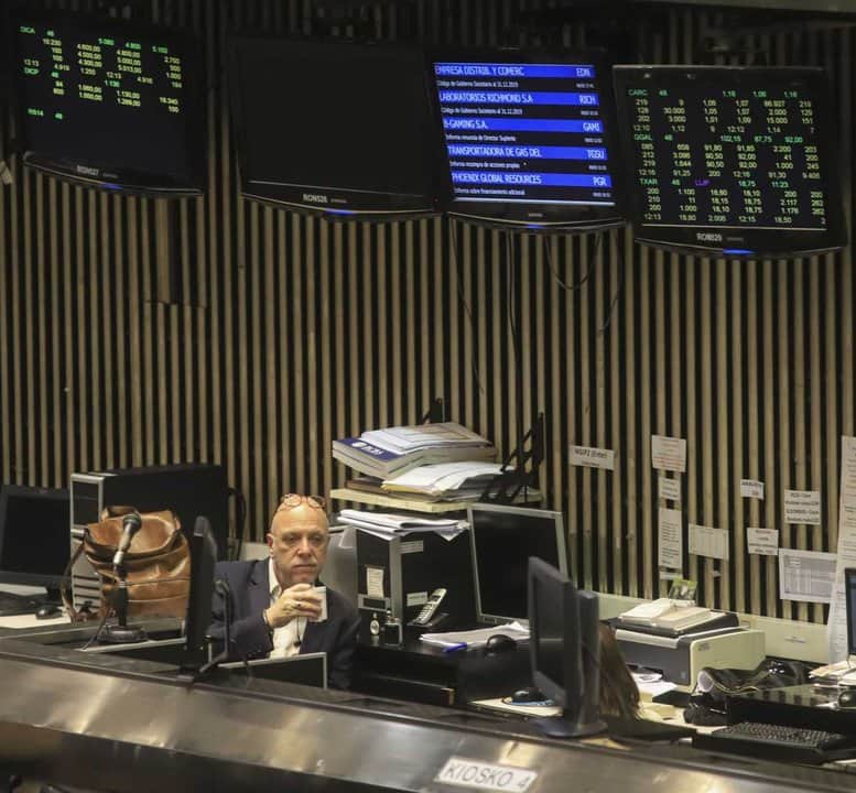 Las acciones argentinas subieron 1,5% pese a la caída de Wall Street y el desplome de los bonos