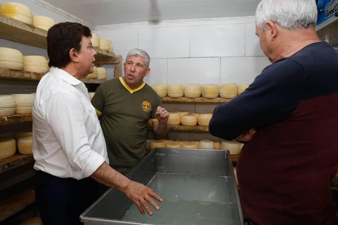 Espinoza visitó la Escuela Agraria de Alberti y destacó la movilidad social