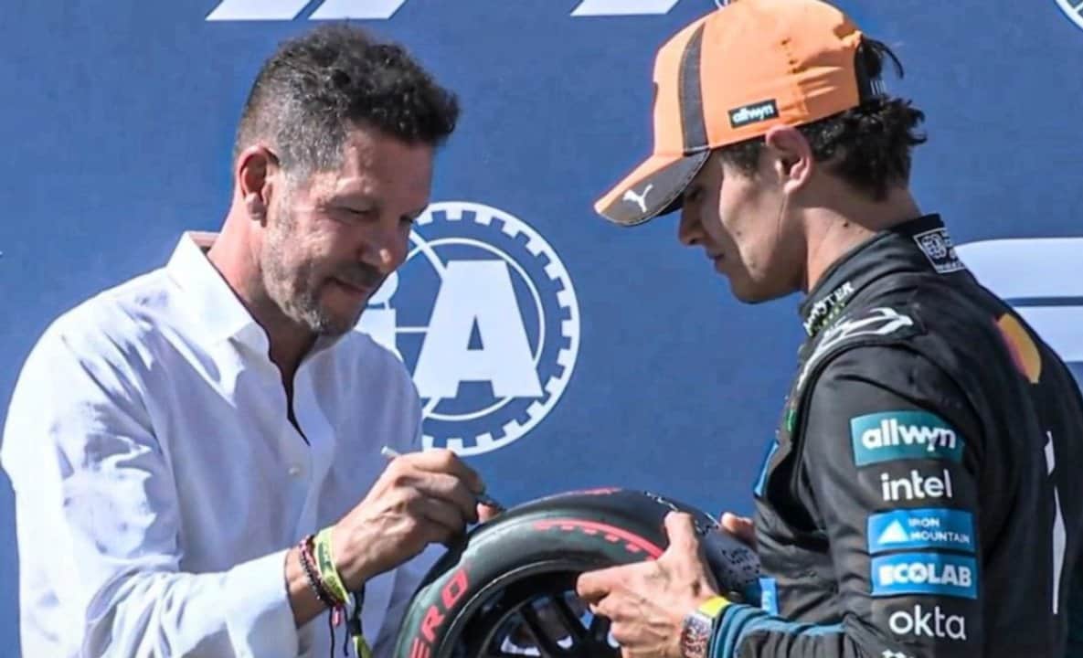 Simeone le entregó el premio por la pole position a Lando Norris en el GP de España