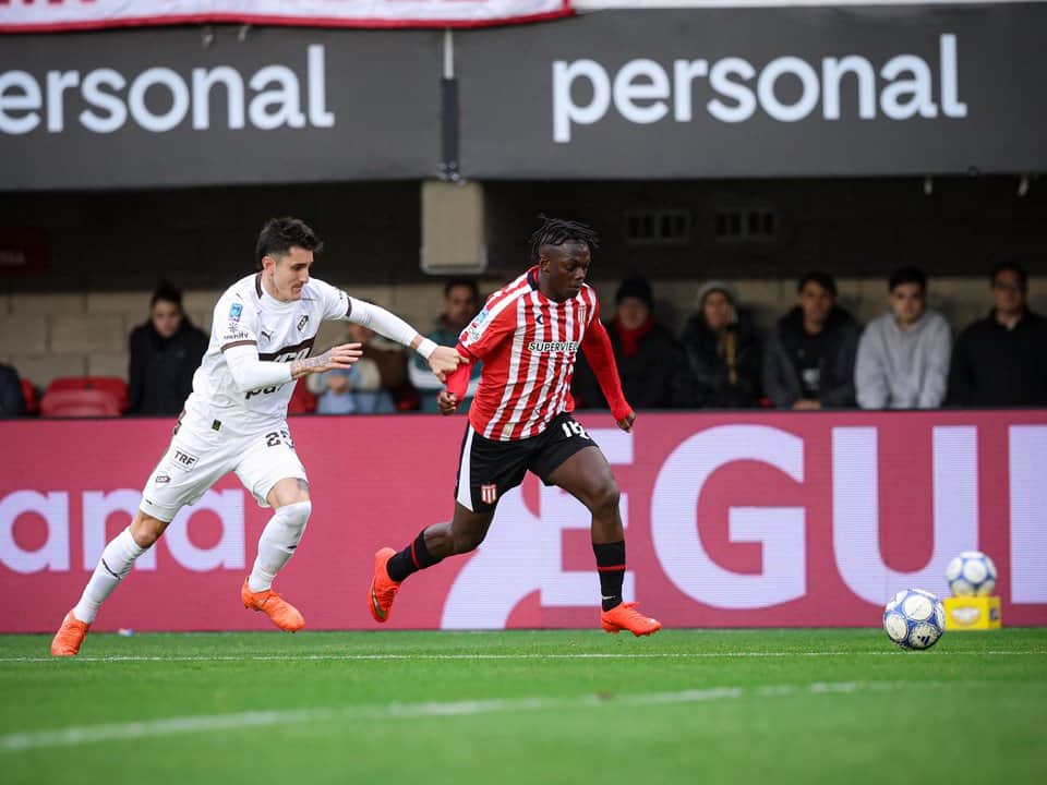 Estudiantes le ganó agónicamente a Platense y quedó al borde de los playoffs