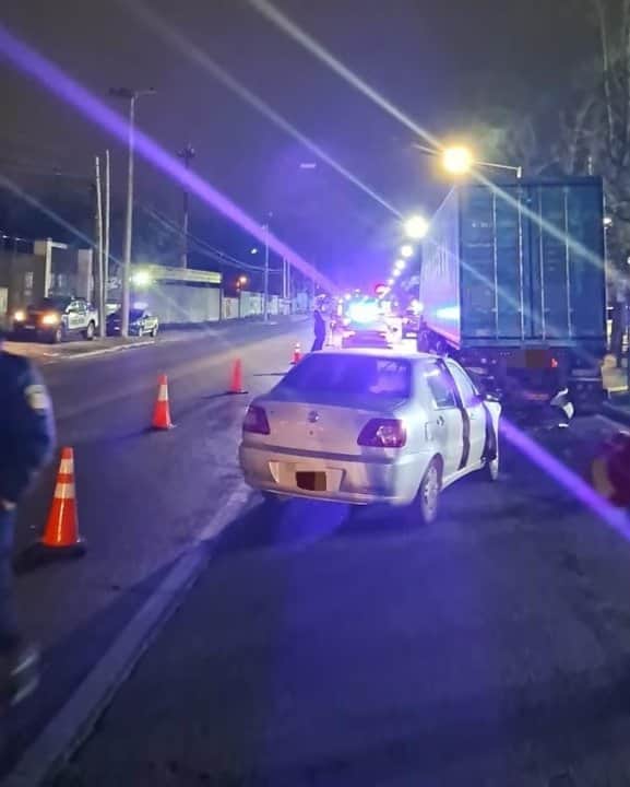 Tragedia en Córdoba: murió tras chocar contra un camión estacionado