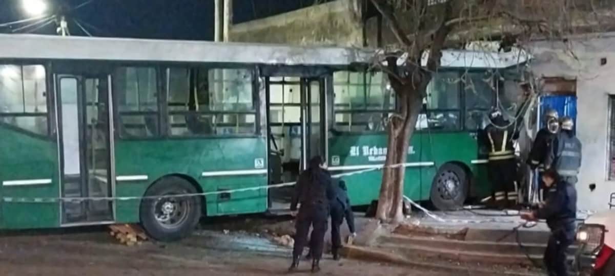 Temperley: un colectivero chocó contra el frente de una casa y falleció