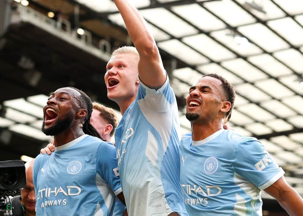 Con uno menos, el Manchester City le ganó 1-0 al United y mantiene su puntaje ideal en la Premier League