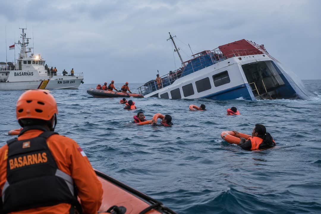 Tragedia en Indonesia: al menos seis muertos y 129 desaparecidos tras el naufragio de un barco
