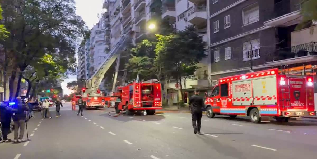Incendio en un edificio de Recoleta: varios vecinos son atendidos por el SAME