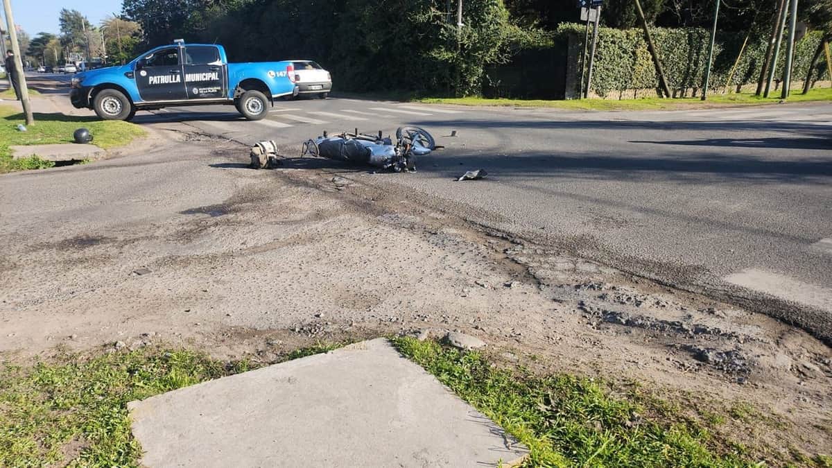 Tragedia vial en City Bell: murió un motociclista tras chocar con una camioneta