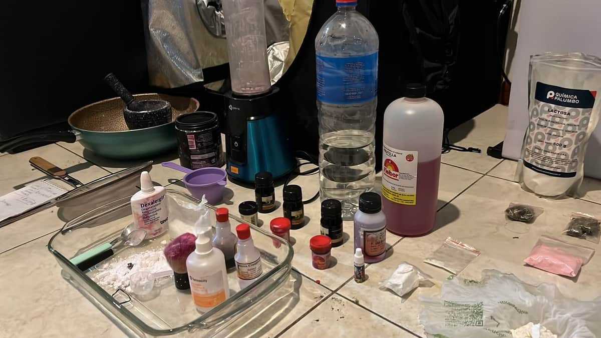 Desbarataron en Villa Crespo una cocina de drogas sintéticas montada por un dealer venezolano