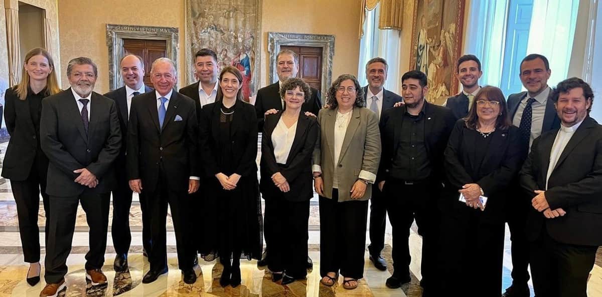 Un sindicalista le entregó al Papa León XIV un informe crítico de la gestión de Milei previo a su visita a Argentina