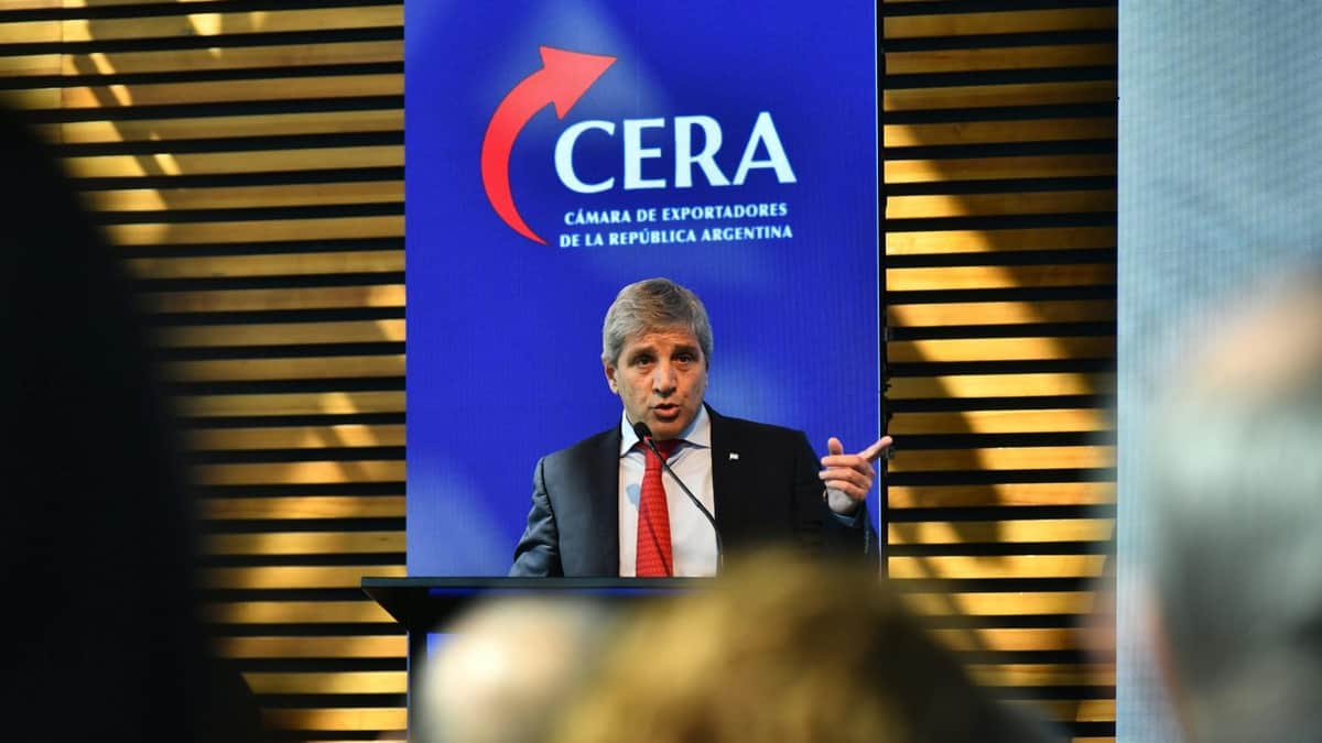 Caputo pidió ser aplaudido por el superávit fiscal en un evento y dejó un mensaje en clave electoral