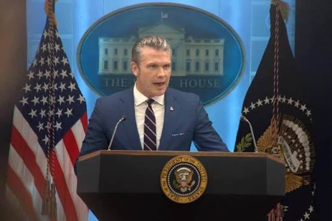 Legislador republicano presentó moción de destitución contra Hegseth por la guerra en Irán