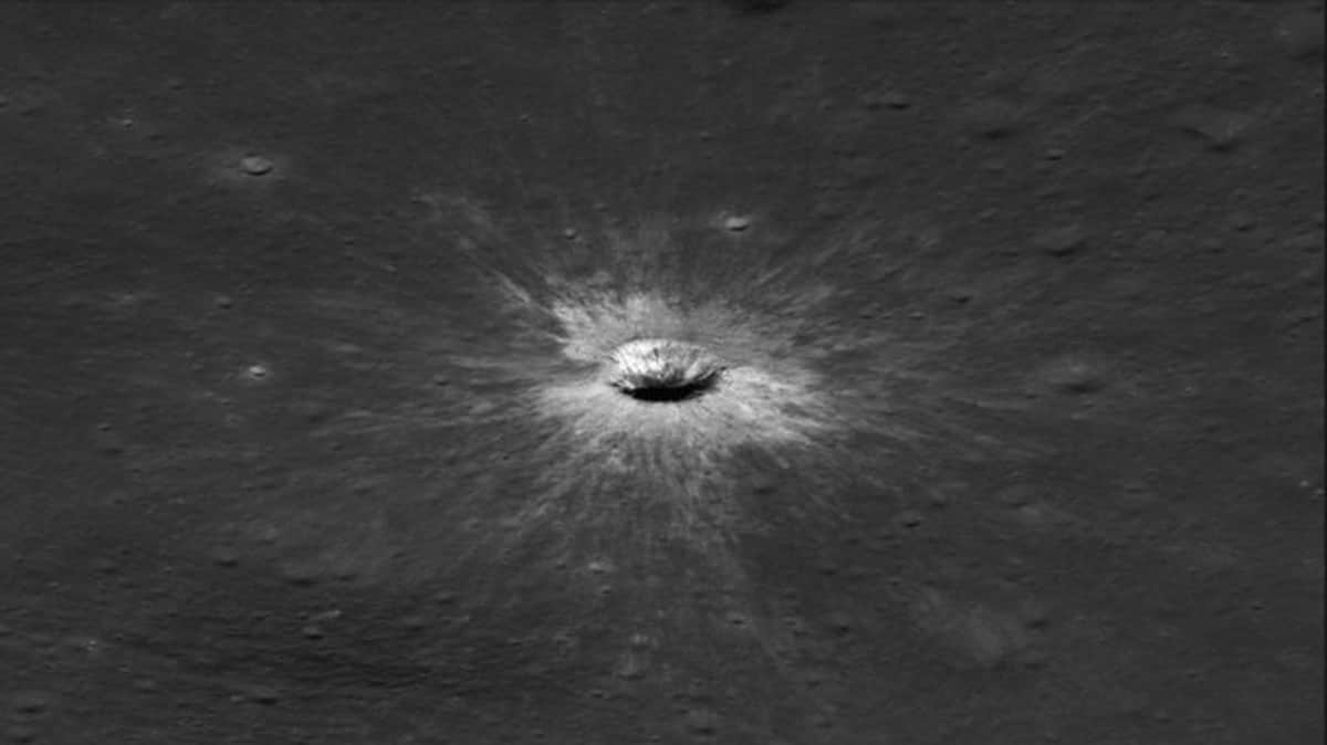 La NASA descubrió un nuevo cráter en la Luna: equivale a dos estadios de fútbol