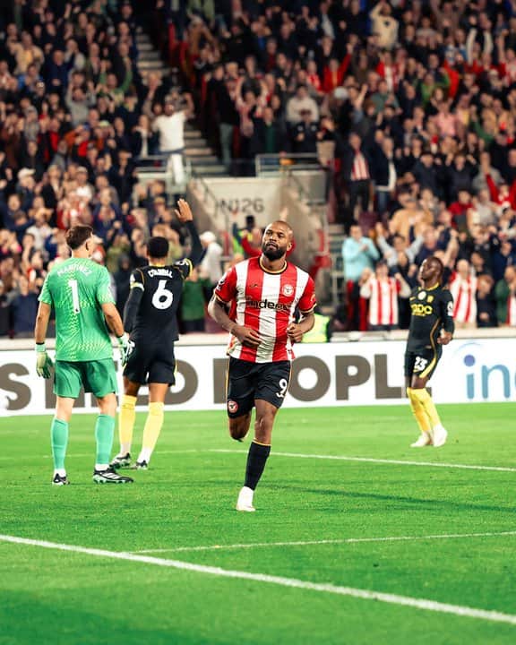 Brentford goleó al Chelsea de “Dibu” Martínez y Barco y le frenó el buen arranque en la Premier