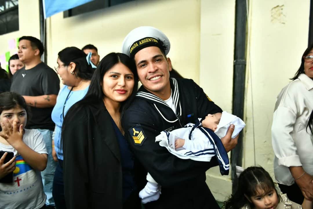 Fragata Libertad: el tripulante que vio nacer a su hija por videollamada se reencontró con su familia