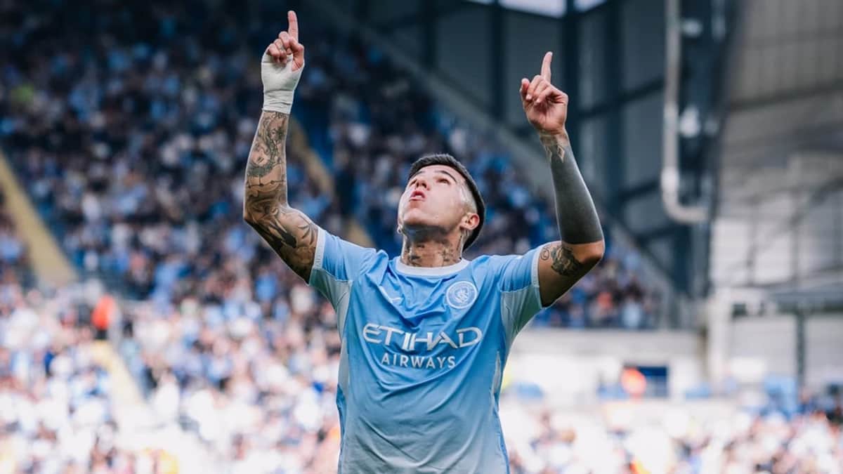 Manchester City aprovechó la caída del Arsenal y trepó a la cima de la Premier League tras vencer a Sunderland