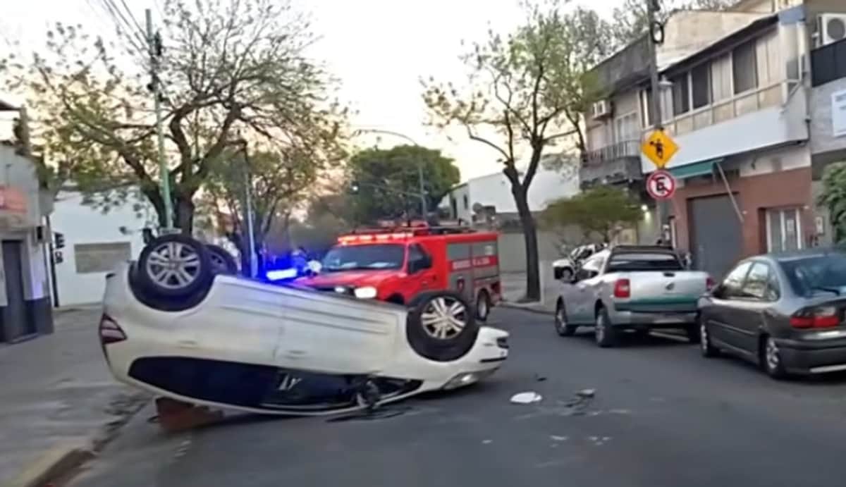 Vuelco en Villa Lugano: chocó contra autos estacionados