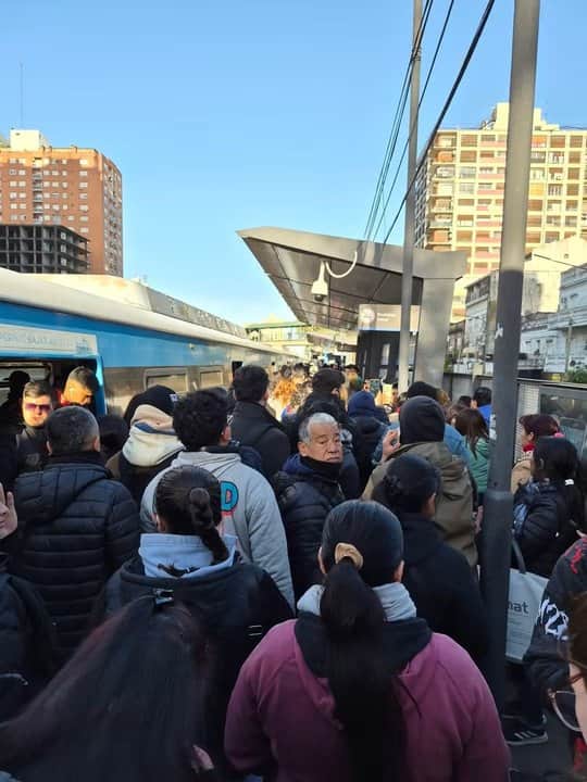 Demoras en el Tren Sarmiento por colisión con un auto en Ramos Mejía